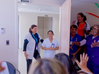 Enfermera na Hospital Reina San Juan ta empleado di luna mei