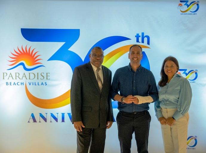 Minister di Turismo ta felicita Paradise Beach Villas cu su 30 aña di aniversario