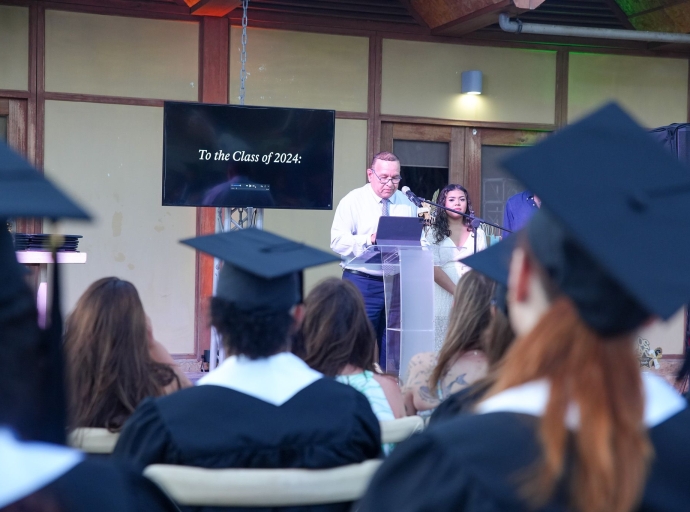 Minister Endy Croes ta felicita e 24 studiantenan di Educampus cu a gradua