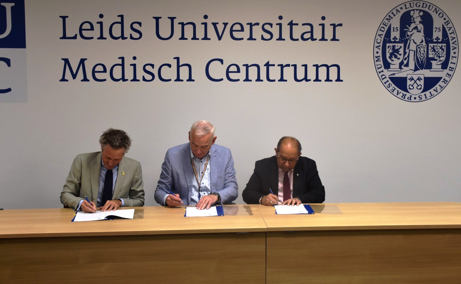 Firmamento di MoU entre Leiden LUMC y Aruba riba specialiciacion di dokter