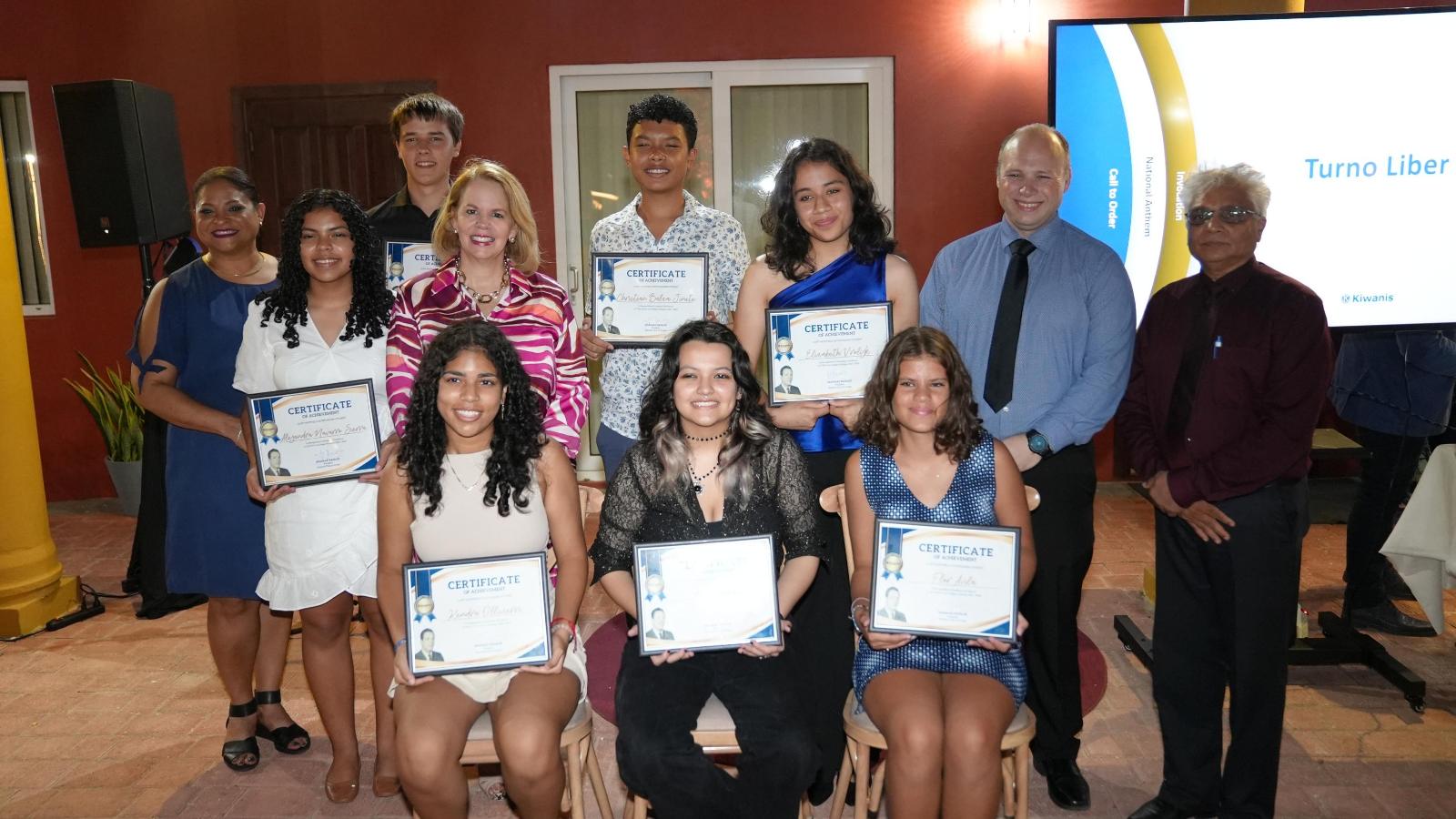 Kiwanis Club of Aruba a entrega e “Clint Whitfield Outstanding Student Award 2024”