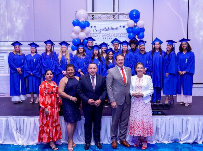 Women’s Club of Aruba a otorga Best Student Award na e miho graduadonan di aña 2024