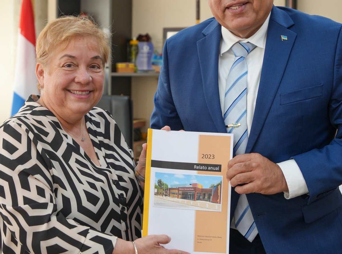 Directora di Biblioteca Nacional a haci entrega di Relato Anual 2023 na Minister di Enseñansa   