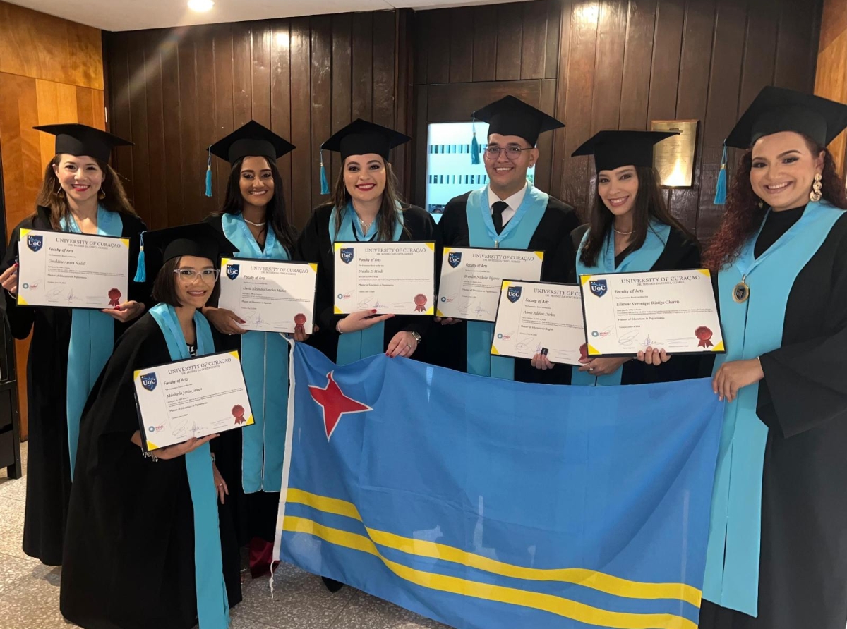 Minister Endy Croes ta felicita e 13 docentenan di Aruba cu a ricibi nan diploma di Master of Education na Universidad di Curacao