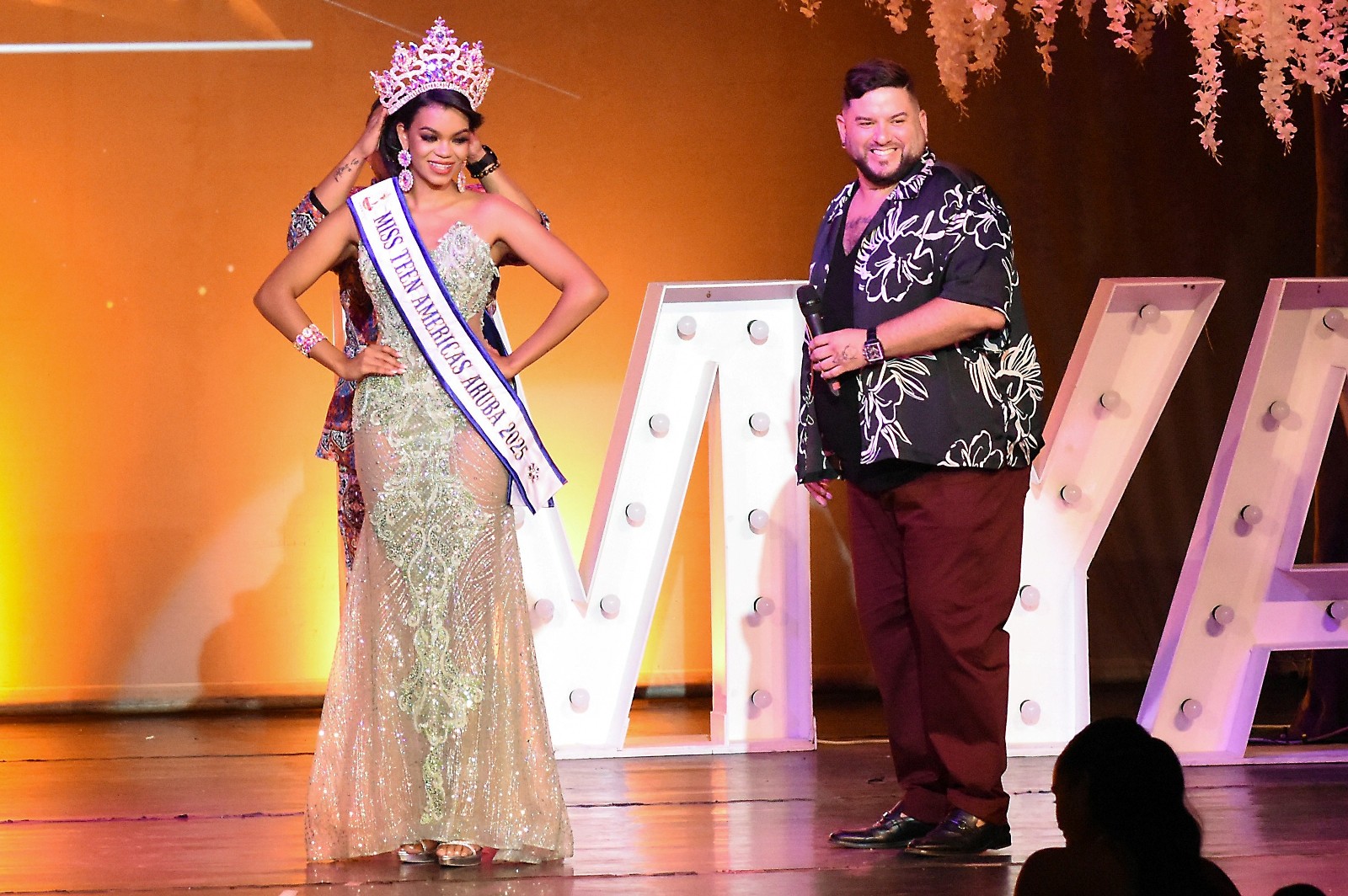 Amelia Elskamp corona como Miss Teen Americas Aruba 2025