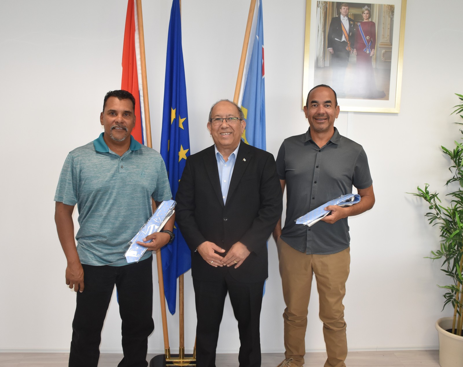 Minister Thijsen a ricibi bishita di Duaneronan Giovanni Davelaar y Marlon Ruiz