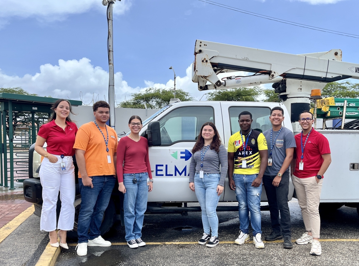 Grupo di studiantenan balente haciendo nan stage na NV ELMAR