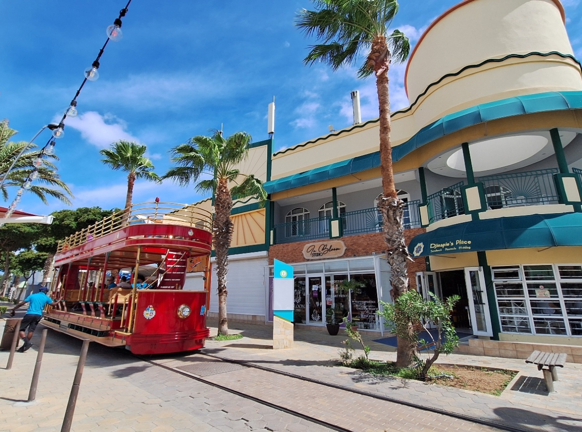 Tin desaroyonan positivo na Oranjestad y algun inversion cuantioso tumando lugar