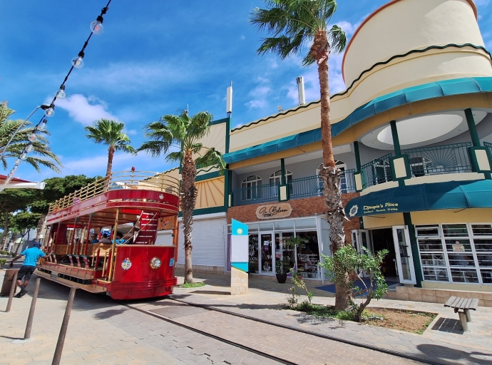 Tin desaroyonan positivo na Oranjestad y algun inversion cuantioso tumando lugar