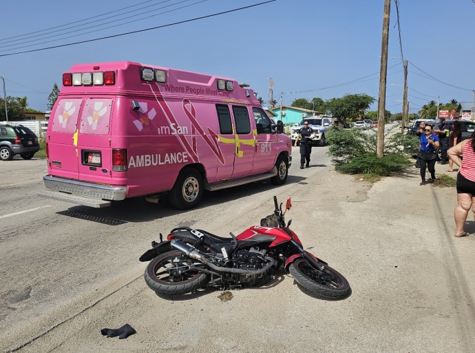 Accident entre Volkswagen Beetle y motorcycle Yamaha