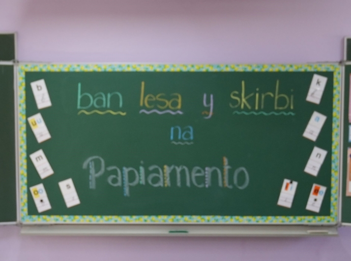 Sintonisa programa informativo relaciona cu introduccion di papiamento den klas 1 di scol basico