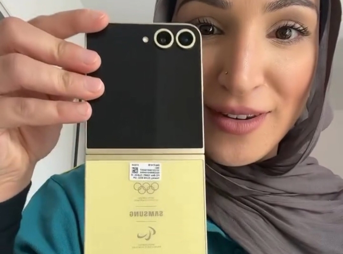 Tur atleta Olympico a ricibi e smartphone di mas nobo di Samsung