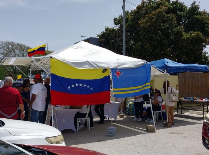 Hopi Venezolano a presenta na Consulado di Venezuela pa eherce nan derecho sagrado di voto