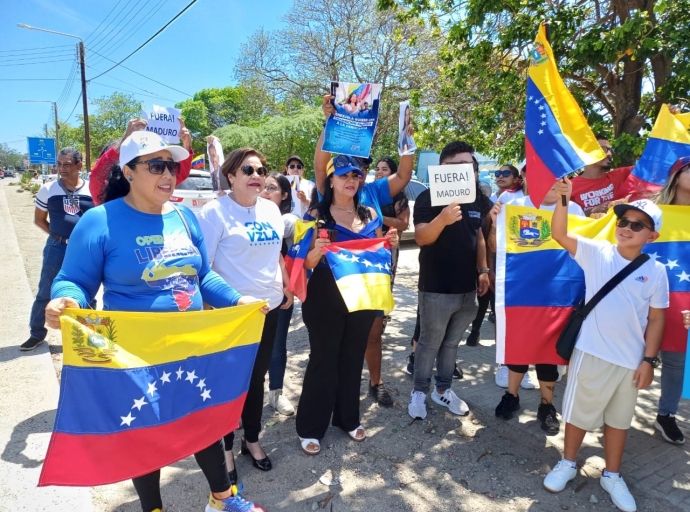 Sociedad Civil di Venezolanonan manifesta dilanti Consulado Venezuela