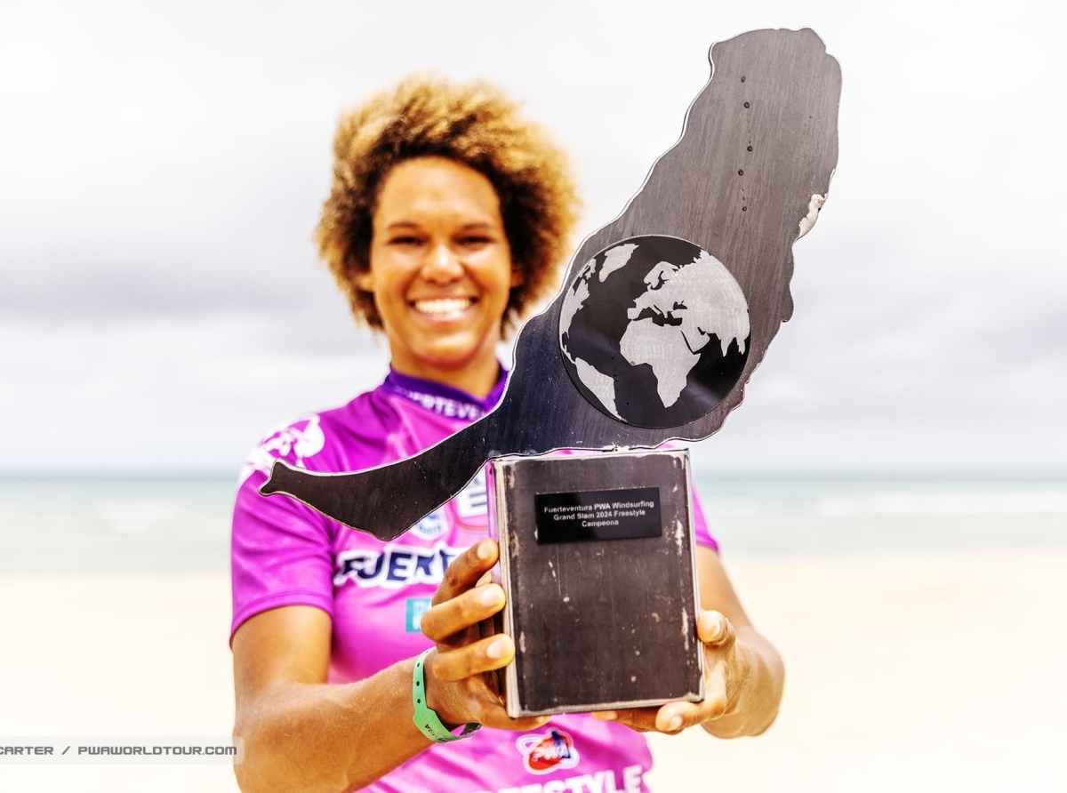 Sarah-Quita feliz cu su trofeo #24 como campeon mundial den Windsurfing