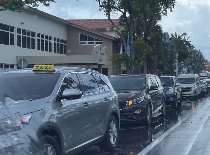 Manifestacion di taxistanan a stagna trafico dilanti di Bestuurskantoor