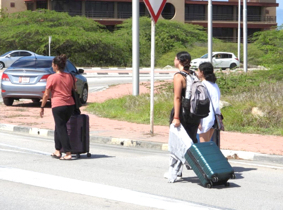 Turistanan obliga na cana for di Terminal bay te na highway pa busca transporte