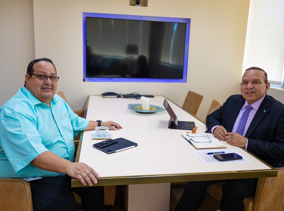 Minister Endy Croes a ricibi informacion actualisa di e ultimo desaroyonan di Fundacion Lotto pa Deporte