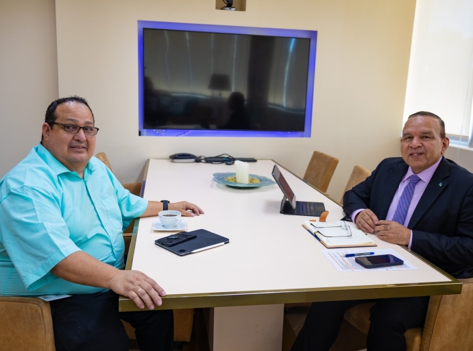 Minister Endy Croes a ricibi informacion actualisa di e ultimo desaroyonan di Fundacion Lotto pa Deporte