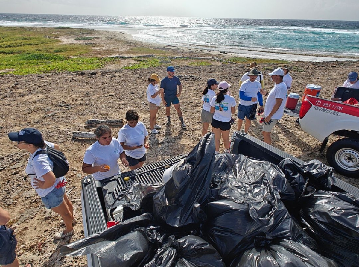 Rotary Club Aruba a participa den beach clean-up