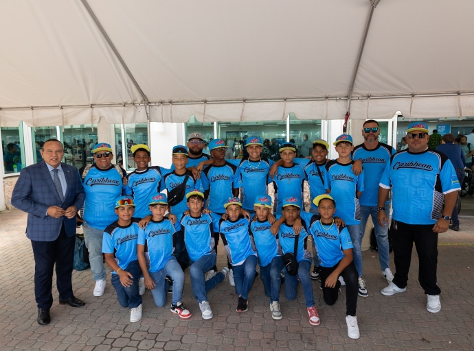 Minister Endy Croes ta desea exito na Seleccion di Baseball Campeon di Caribe