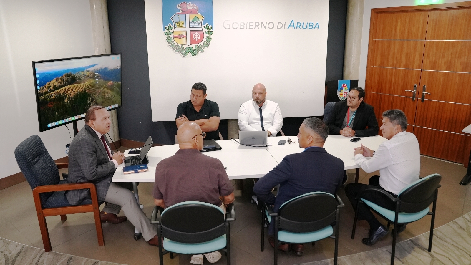 Minister Endy Croes a ricibi presentacion di proyecto deportivo pa San Nicolas