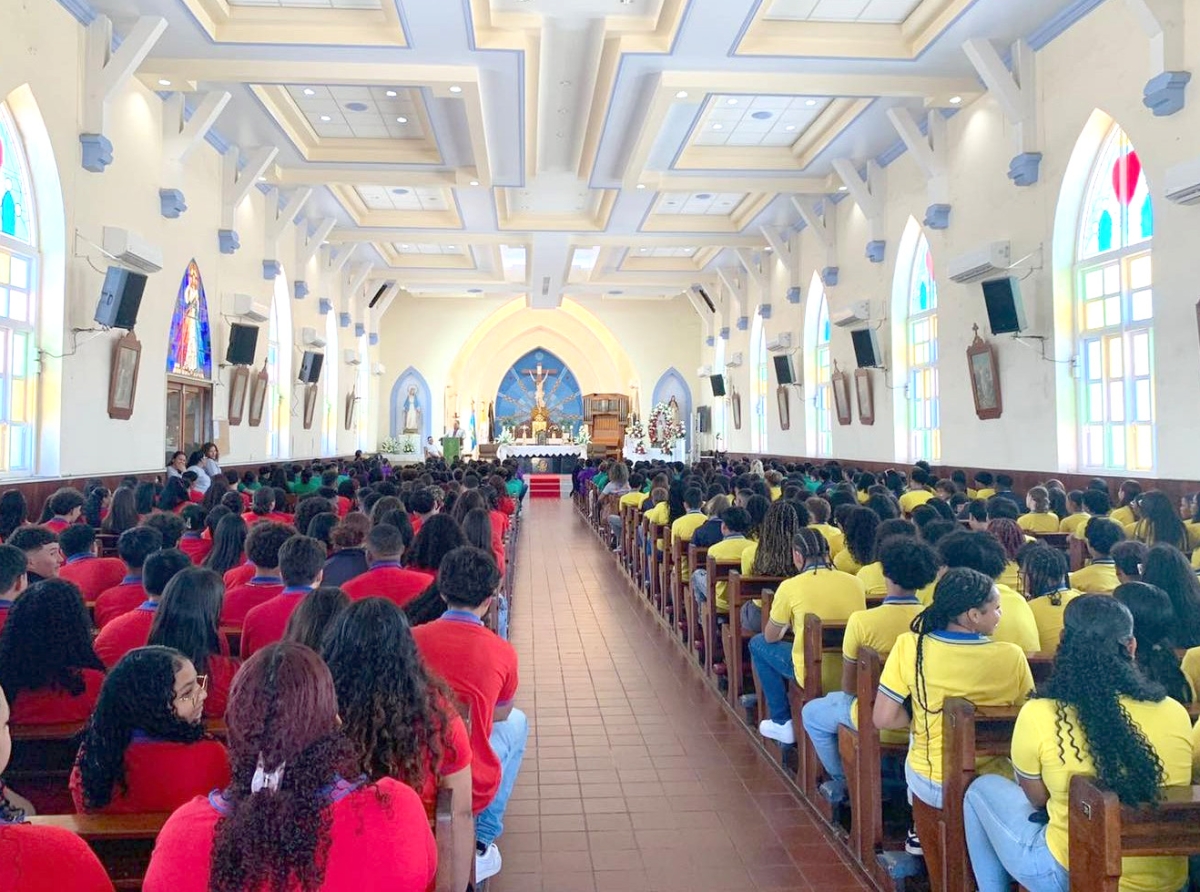 Tur alumno di Colegio San Antonio a bay misa pa ricibi bendicion