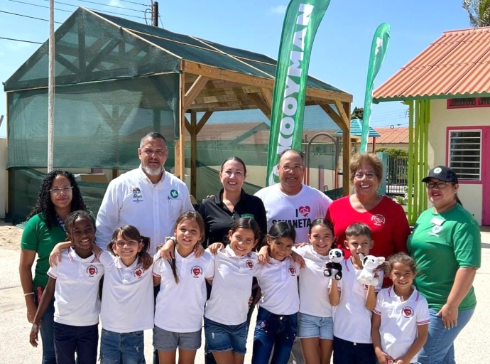 Fundacion Savaneta a entrega scol un ‘greenhouse’ pa planta aden