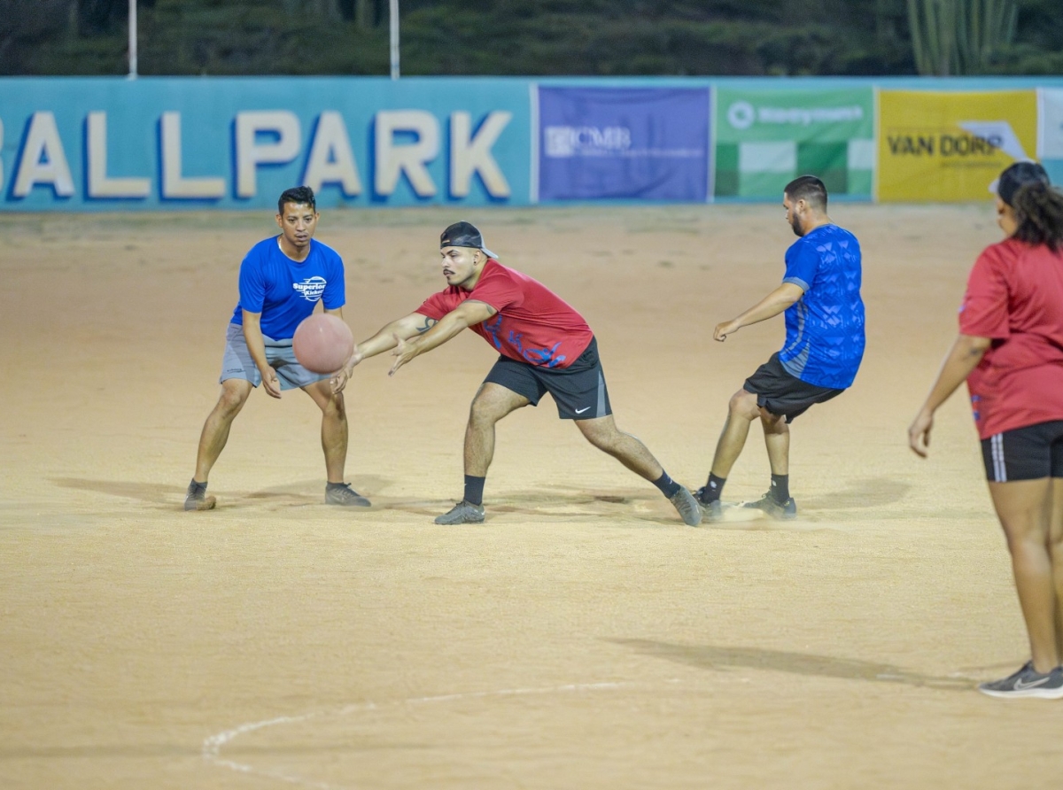 Aruba Bank ta celebra participacion exitoso di su ekipo den torneo di Kickball durante 5 Kamp