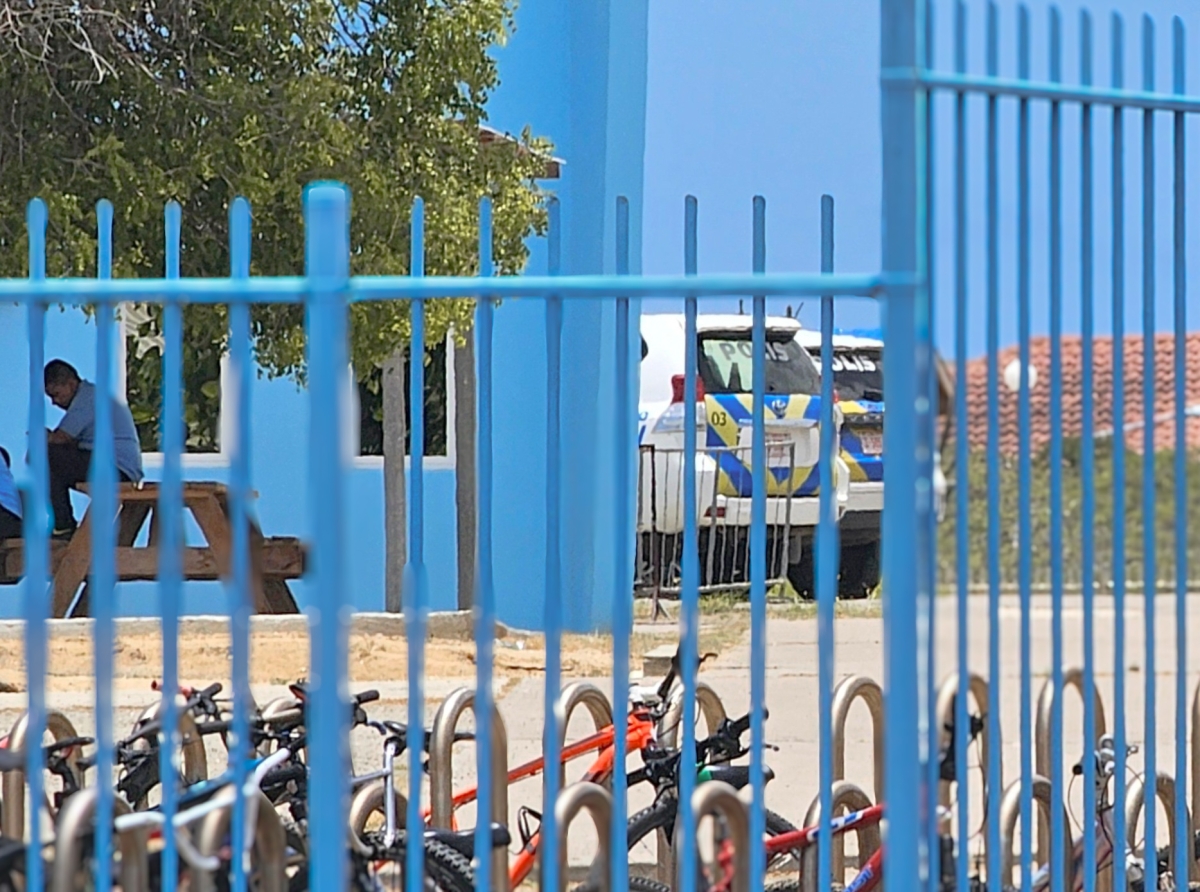 Alumnonan a reta otro pa bebe refresco mescla cu algo y a bira malo