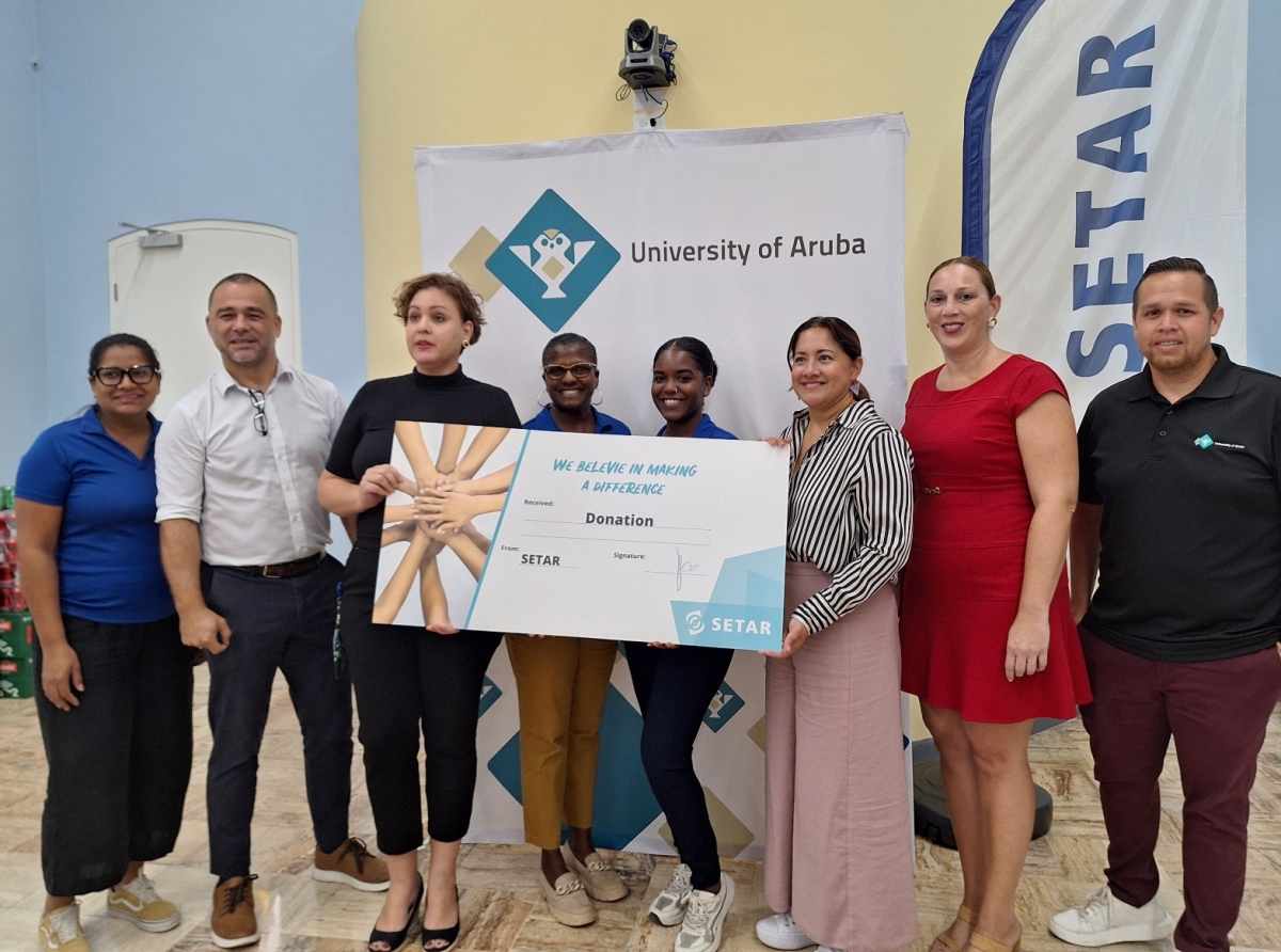  Universidad di Aruba hopi contento di por a bolbe haya donacion di SETAR NV pa e fondo pa studiantenan