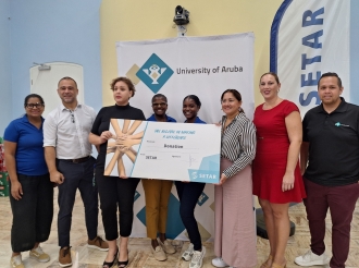 Universidad di Aruba hopi contento di por a bolbe haya donacion di SETAR NV pa e fondo pa studiantenan