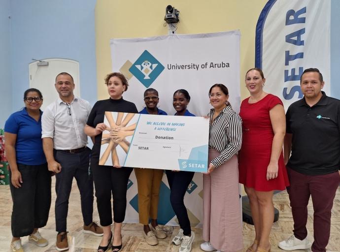  Universidad di Aruba hopi contento di por a bolbe haya donacion di SETAR NV pa e fondo pa studiantenan