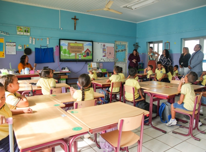 Klas 1 di Cacique Macuarima School bayendo bon cu les di Papiamento