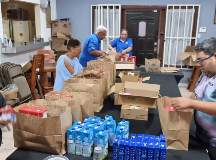 Aruba Lions Club yudando muchanan di scol_