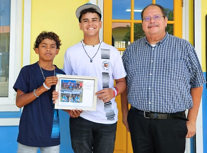 Colegio Nigel Matthew a honra dos pelotero cu a bay Little League World Series