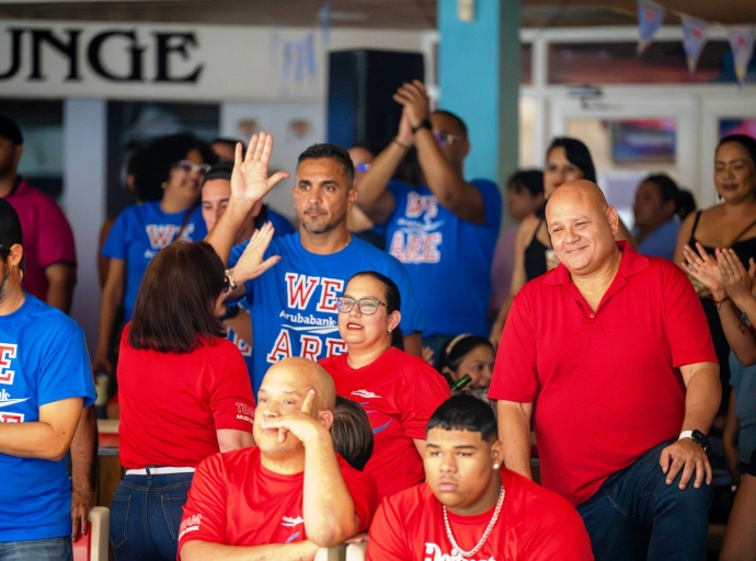 Aruba Bank ta reconoce e exito di su ekipo den torneo di Bowling na 5 Kamp