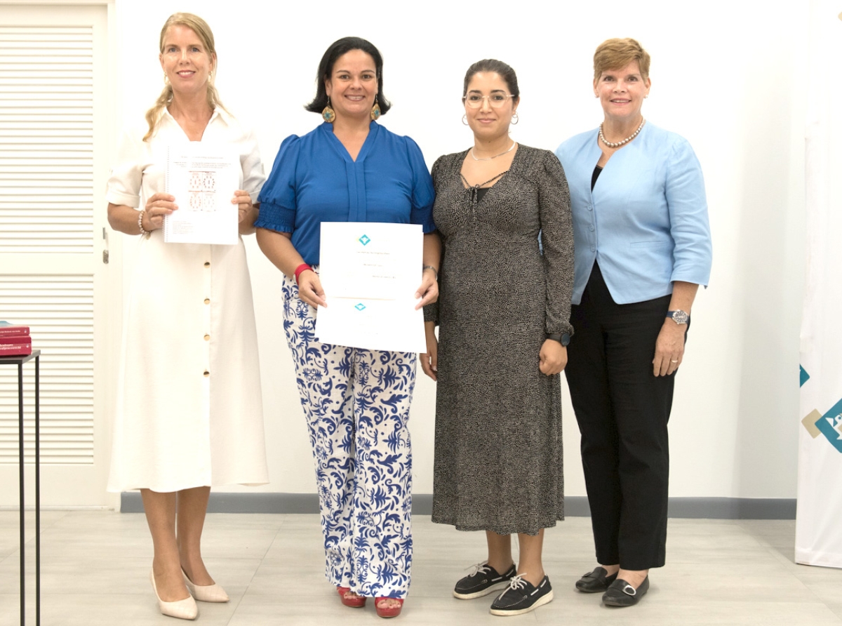 Michella van Loon a gradua di Universidad di Aruba