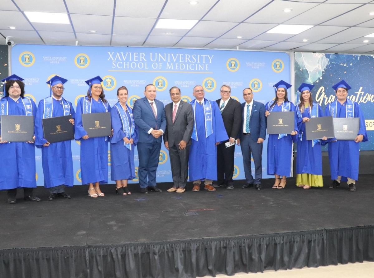 E prome 6 graduadonan di Xavier University School of Medicine Aruba a ricibi nan diploma di 'Bachelor of Science in Nursing'