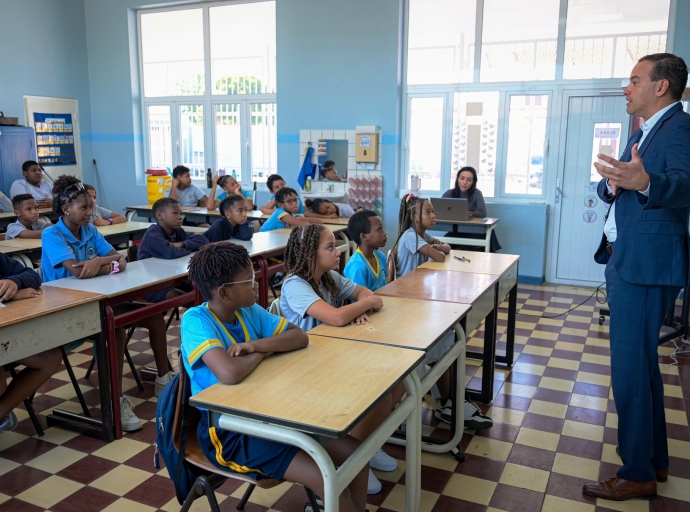 Minister Geoffrey Wever a duna presentacion di Sustainable Development Goals na alumnonan di Colegio Santa Teresita