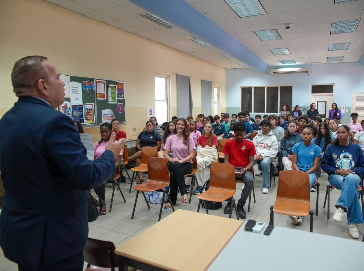 Minister Endy Croes a invita studiantenan pa atende un anochi informativo riba estudio y vivienda na Hulanda