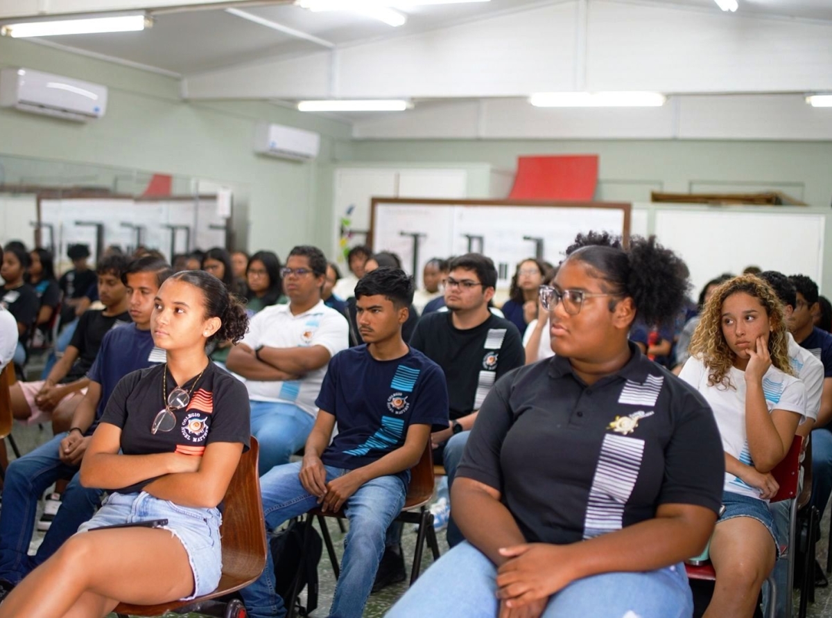 Minister Endy Croes ta invita e alumnonan di HAVO 4 y 5 di Colegio Nigel Matthew pa un sesion informativo