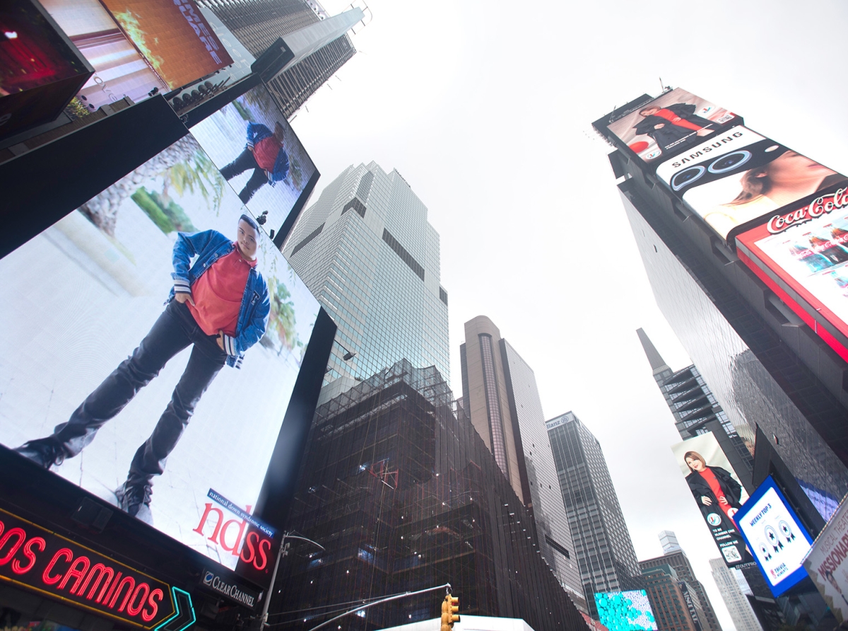 Imagen di hoben Arubiano special Jake Lacle a aparece riba pantayanan gigantesco den Times Square