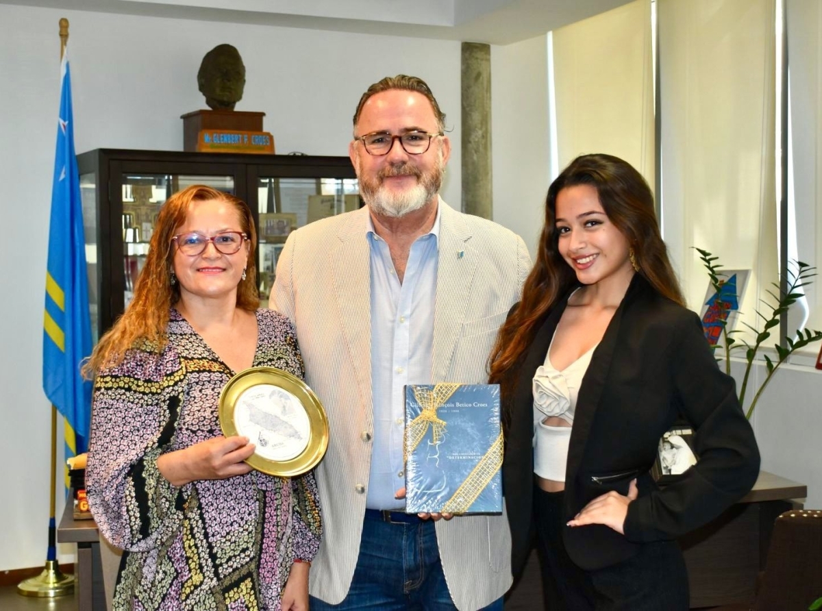 Ministro Glenbert a topa cu Miss Turismo Internacional