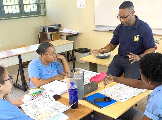 Bombero yudando futuro trahadornan social pedagogico preveni candela   