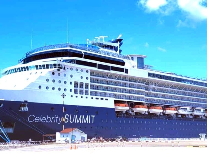 Crusero Celebrity Summit cu bishita inespera riba Diamars