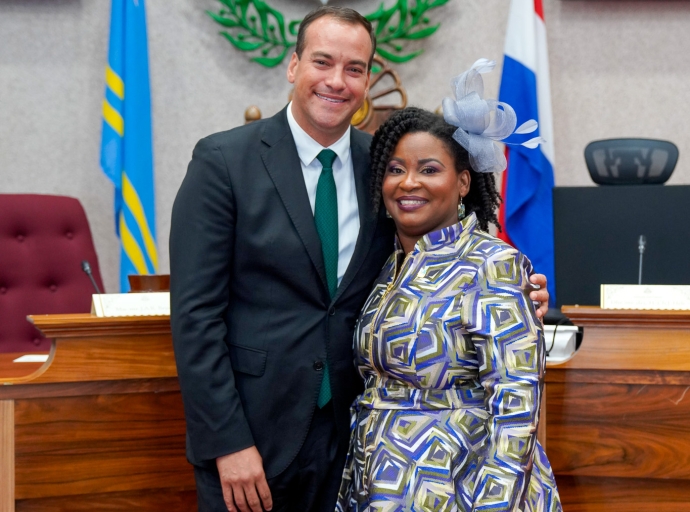 Ministro Geoffrey Wever cu bon deseo na Señora Jurima Bryson como prome Ombudsman di Aruba