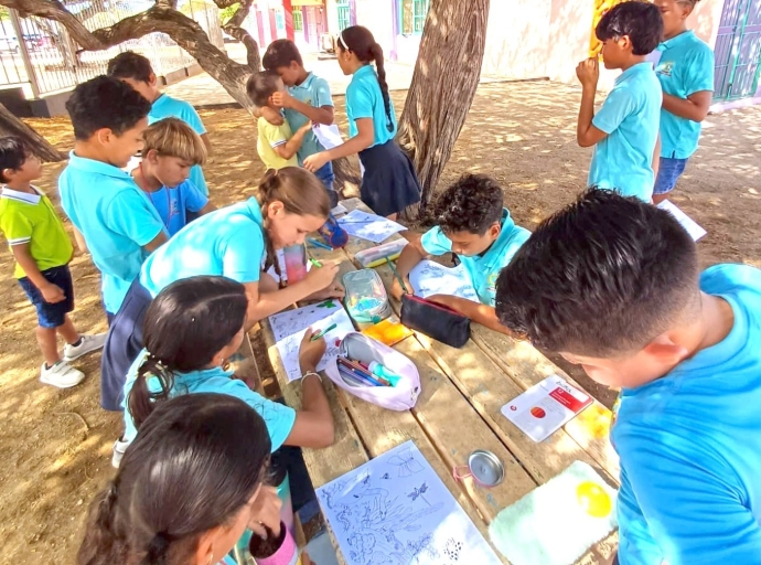 Alumnonan di Colegio Conrado Coronel observando insectonan