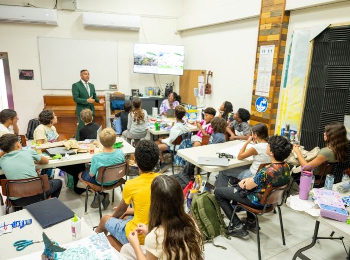 Minister Ursell Arends a duna presentacion na De Schakel College durante nan Green & Clean Project Week