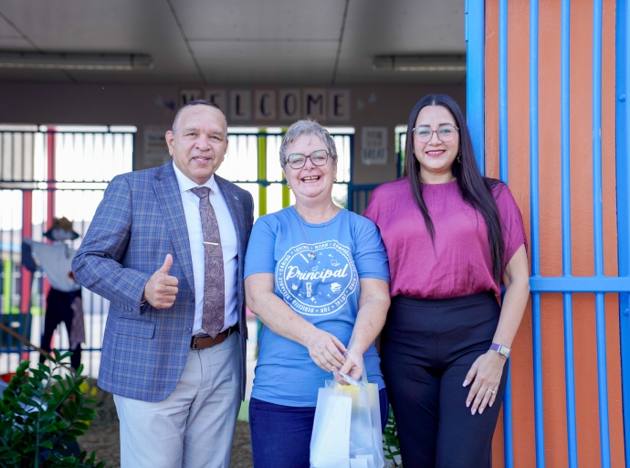 Danki pa ta un maestro- y docentenan excepcional cu ta educando profesionalnan di futuro